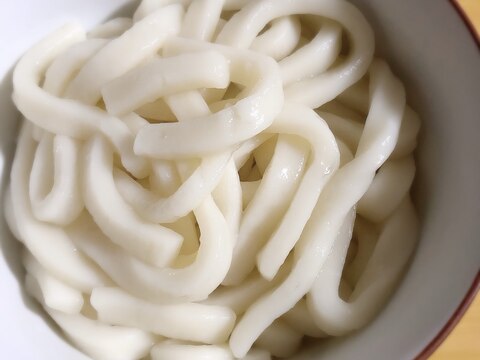 水からゆでる釜揚げうどん